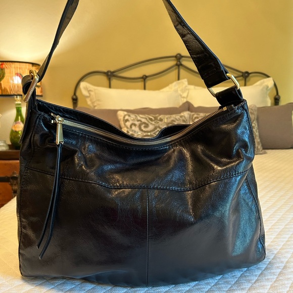 Hobo International Brand Shoulder Bag in distressed Black Leather - Picture 2 of 14